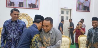 Pisah Sambut Kapolres Aceh Timur, AKBP Irwan Kurniadi kepada AKBP Aris Cai Dwi Susanto