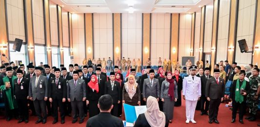 Lantik 41 Pejabat, Kasmarni: Jangan Terjebak Rutinitas, Fokus Selesaikan Persoalan Masyarakat