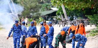 Sambut HUT ke-81 TNI, Danlanud Raden Sadjad Pimpin Aksi Peduli Sampah di Pantai Tanjung