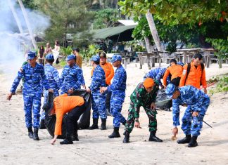 Sambut HUT ke-81 TNI, Danlanud Raden Sadjad Pimpin Aksi Peduli Sampah di Pantai Tanjung