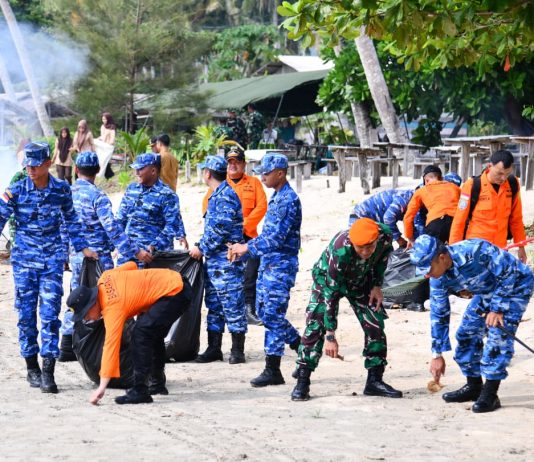 Sambut HUT ke-81 TNI, Danlanud Raden Sadjad Pimpin Aksi Peduli Sampah di Pantai Tanjung