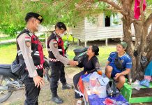 Polsek Pulau Laut Intensifkan Patroli Dialogis, Hadirkan Rasa Aman bagi Masyarakat di Pelabuhan Air Payang