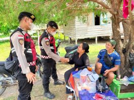 Polsek Pulau Laut Intensifkan Patroli Dialogis, Hadirkan Rasa Aman bagi Masyarakat di Pelabuhan Air Payang