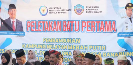 Dorong Penguatan Ekonomi Nelayan, Bupati Adios Letakkan Batu Pertama KNMP di Tiga Desa