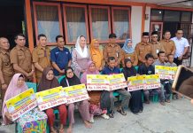 Bupati Cen Sui Lan Salurkan Bansos Rp1,2 Juta, 600 Lansia dan Warga Miskin Ekstrem Terima Bantuan