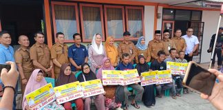 Bupati Cen Sui Lan Salurkan Bansos Rp1,2 Juta, 600 Lansia dan Warga Miskin Ekstrem Terima Bantuan