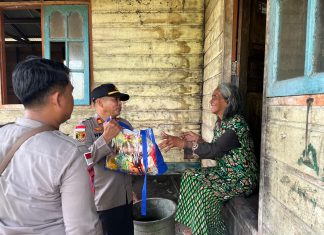 Polsek Bunguran Timur Gelar Jumat Berkah Berbagi, Salurkan Sembako kepada 15 Warga Kurang Mampu 
