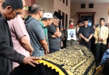 Suasana Haru Iringi Prosesi Pelepasan Jenazah Yasril, Kadisnakerin Payakumbuh