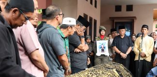 Suasana Haru Iringi Prosesi Pelepasan Jenazah Yasril, Kadisnakerin Payakumbuh