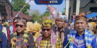 Hadiri Acara Adat Meta’u’a, Sekda Busel Sampaikan Pesan Bupati Soal Listrik dan Infrastruktur Siompu