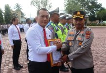 Pimpin Apel Pagi, Kapolres Aceh Timur Beri Penghargaan kepada Personel Berprestasi