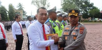 Pimpin Apel Pagi, Kapolres Aceh Timur Beri Penghargaan kepada Personel Berprestasi