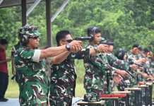 Jaga Kemampuan Prajurit, Danlanud RSA Natuna Ikuti Latihan Menembak