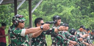 Jaga Kemampuan Prajurit, Danlanud RSA Natuna Ikuti Latihan Menembak