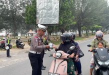 Kabut Asap Selimuti Natuna, Satlantas Turun ke Jalan Bagikan 1.500 Masker dan Imbau Nyalakan Lampu