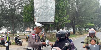 Kabut Asap Selimuti Natuna, Satlantas Turun ke Jalan Bagikan 1.500 Masker dan Imbau Nyalakan Lampu