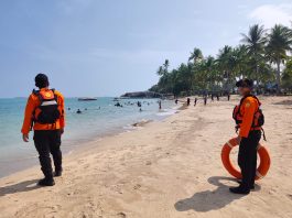 SAR Natuna Kawal Outing Class SRT 32 di Pantai Batu Kasah, Lima Personel Siaga Pastikan Siswa Aman