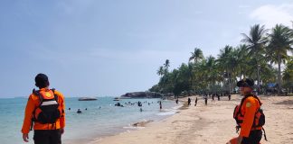 SAR Natuna Kawal Outing Class SRT 32 di Pantai Batu Kasah, Lima Personel Siaga Pastikan Siswa Aman