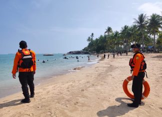 SAR Natuna Kawal Outing Class SRT 32 di Pantai Batu Kasah, Lima Personel Siaga Pastikan Siswa Aman