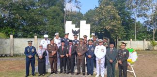 HUT ke-81 TNI, Wabup Natuna Hadiri Upacara Tabur Bunga di TMP