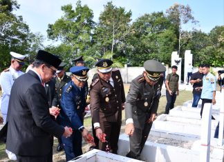Jelang HUT ke-81 TNI, Lanud Raden Sadjad Ziarah dan Tabur Bunga di TMP Natuna