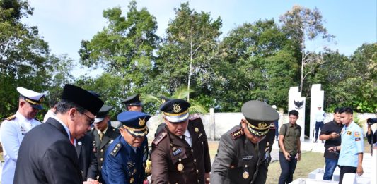Jelang HUT ke-81 TNI, Lanud Raden Sadjad Ziarah dan Tabur Bunga di TMP Natuna