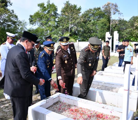 Jelang HUT ke-81 TNI, Lanud Raden Sadjad Ziarah dan Tabur Bunga di TMP Natuna