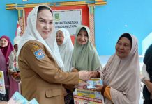 Dari Tangan Bupati Cen Sui Lan, Bantuan dan Harapan Menyapa Warga Lansia Bunguran Utara