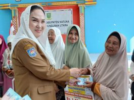 Dari Tangan Bupati Cen Sui Lan, Bantuan dan Harapan Menyapa Warga Lansia Bunguran Utara