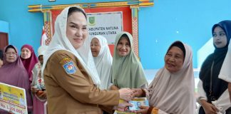 Dari Tangan Bupati Cen Sui Lan, Bantuan dan Harapan Menyapa Warga Lansia Bunguran Utara