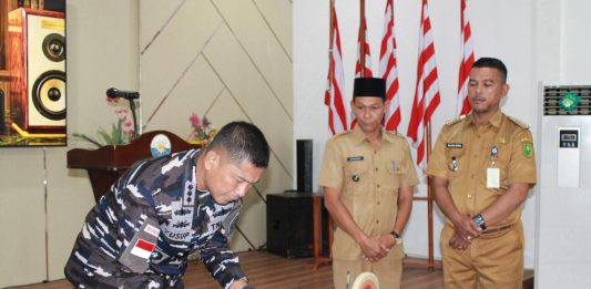 Danlanal Ranai Terima Penyerahan Surat Alas Hak Tanah untuk Pengembangan Posal Midai