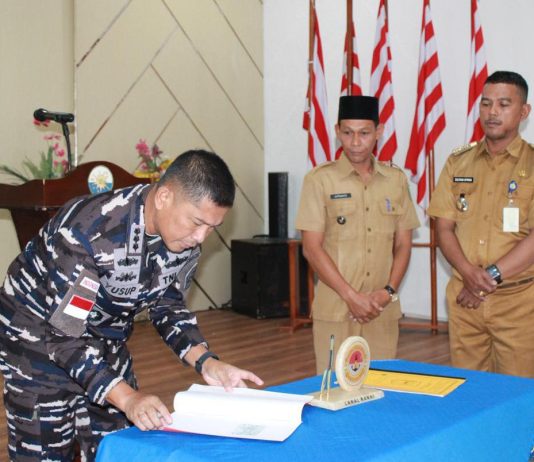 Danlanal Ranai Terima Penyerahan Surat Alas Hak Tanah untuk Pengembangan Posal Midai