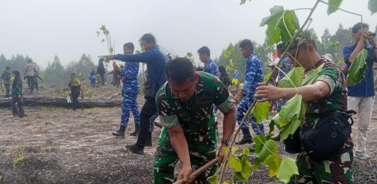 HUT TNI ke-81, Kodim 0318/Natuna Tanam Ribuan Pohon Kemiri dan Bagikan 1.200 Paket Minyak Goreng