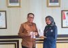 Wabup Natuna Jarmin Borong 100 Gantungan Kunci Karya Mahasiswi IAI Natuna, Ini Alasannya