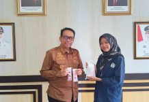 Wabup Natuna Jarmin Borong 100 Gantungan Kunci Karya Mahasiswi IAI Natuna, Ini Alasannya