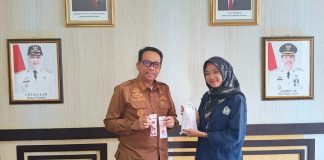 Wabup Natuna Jarmin Borong 100 Gantungan Kunci Karya Mahasiswi IAI Natuna, Ini Alasannya