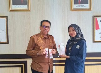 Wabup Natuna Jarmin Borong 100 Gantungan Kunci Karya Mahasiswi IAI Natuna, Ini Alasannya
