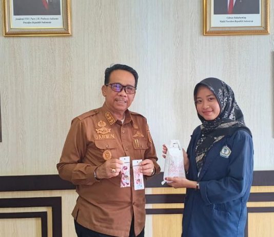 Wabup Natuna Jarmin Borong 100 Gantungan Kunci Karya Mahasiswi IAI Natuna, Ini Alasannya