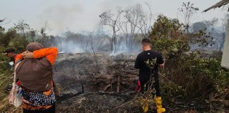 Di Tengah Kepulan Asap Karhutla, Bupati Lingga M. Nizar Turun Langsung Padamkan Api