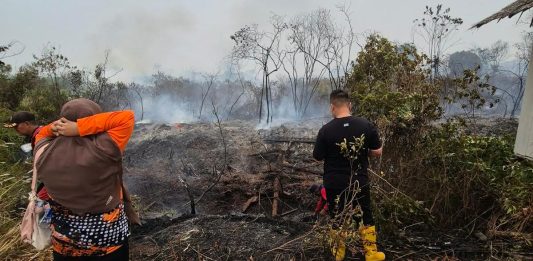 Di Tengah Kepulan Asap Karhutla, Bupati Lingga M. Nizar Turun Langsung Padamkan Api