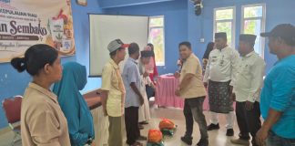 Berbagi di Hari Jadi Kepri, Marzuki Serahkan 100 Paket Sembako untuk Warga Jemaja