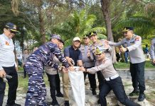 Semangat Indonesia Asri, Iman Sutiawan dan Forkopimda Bersihkan Pantai Piwang