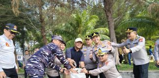 Semangat Indonesia Asri, Iman Sutiawan dan Forkopimda Bersihkan Pantai Piwang
