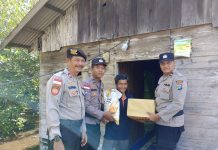 Jumat Berkah, Polsek Bunguran Barat Salurkan Bansos untuk Warga Kurang Mampu di Sedanau
