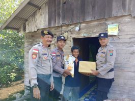 Jumat Berkah, Polsek Bunguran Barat Salurkan Bansos untuk Warga Kurang Mampu di Sedanau