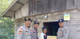 Jumat Berkah, Polsek Bunguran Barat Salurkan Bansos untuk Warga Kurang Mampu di Sedanau