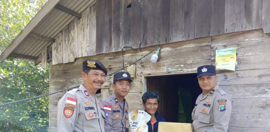 Jumat Berkah, Polsek Bunguran Barat Salurkan Bansos untuk Warga Kurang Mampu di Sedanau
