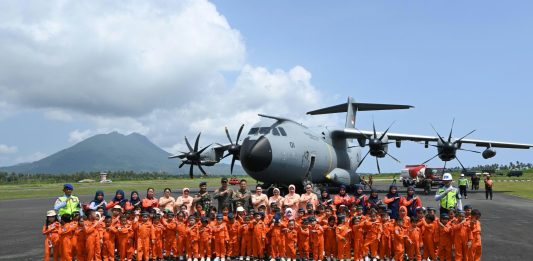 Pesawat Airbus A400M TNI AU Mendarat di Natuna, Siswa TK Angkasa Antusias Melihat dari Dekat