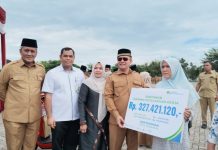 Bupati Ayah Wa Serahkan Santunan BPJS Ketenagakerjaan kepada Ahli Waris