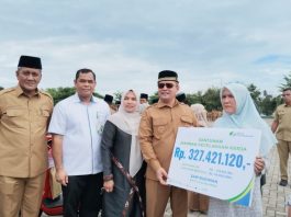 Bupati Ayah Wa Serahkan Santunan BPJS Ketenagakerjaan kepada Ahli Waris